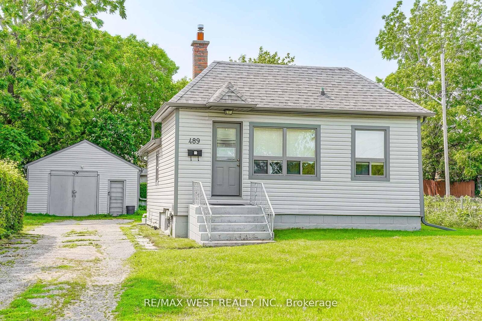 Property Photo:  489 Dean Avenue  ON L1H 3E6 