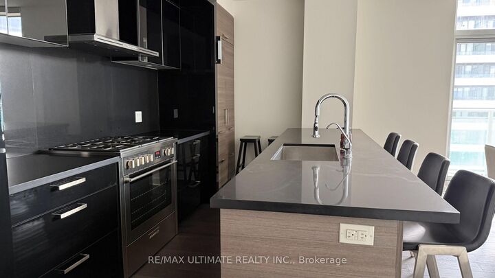 Property Photo:  33 Shore Breeze Drive 3901  ON M8V 0G1 