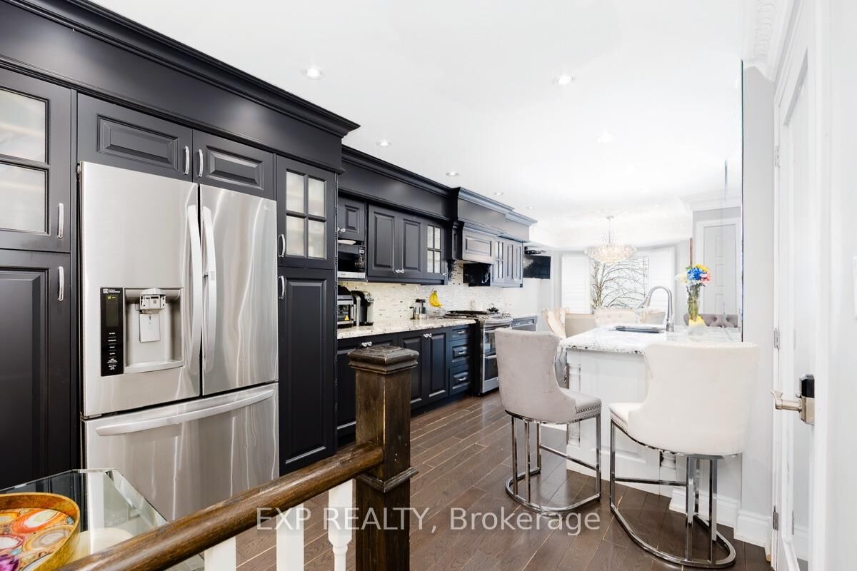 Property Photo:  321 Mutual Street Main  ON M4Y 1X6 