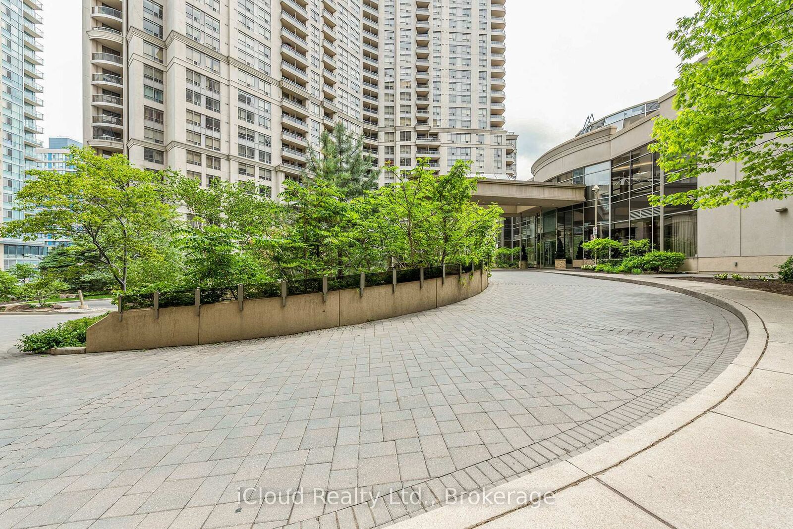 Property Photo:  3888 Duke Of York Boulevard 2521  ON L5B 4P5 