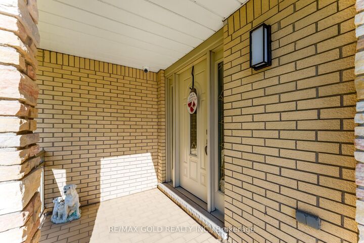 Property Photo:  2047 Hamilton Road  ON N6M 1G1 