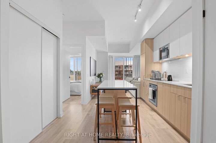 Property Photo:  220 Missinnihe Way  ON L5H 0A9 