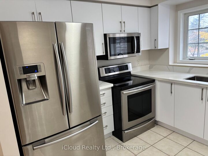 Property Photo:  50 Strathaven Drive 7  ON L5R 4E7 