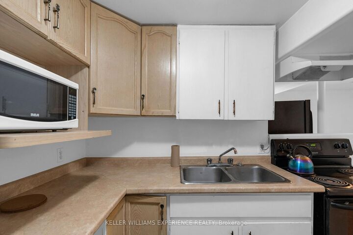 Property Photo:  49 Daphne Crescent Lower  ON L4M 2Y7 
