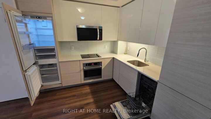 Property Photo:  210 Simcoe Street 914  ON M5T 0A9 