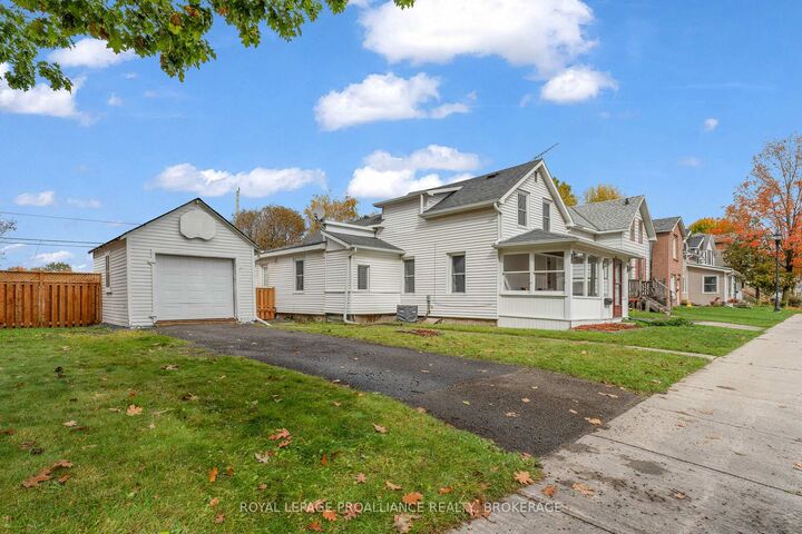 Property Photo:  262 Brock Street  ON K7G 1K4 