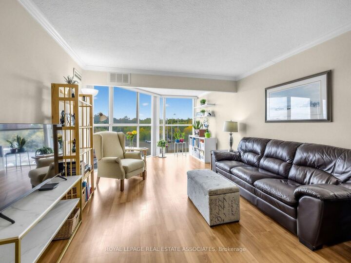 Property Photo:  2091 Hurontario Street 504  ON L5A 4E6 