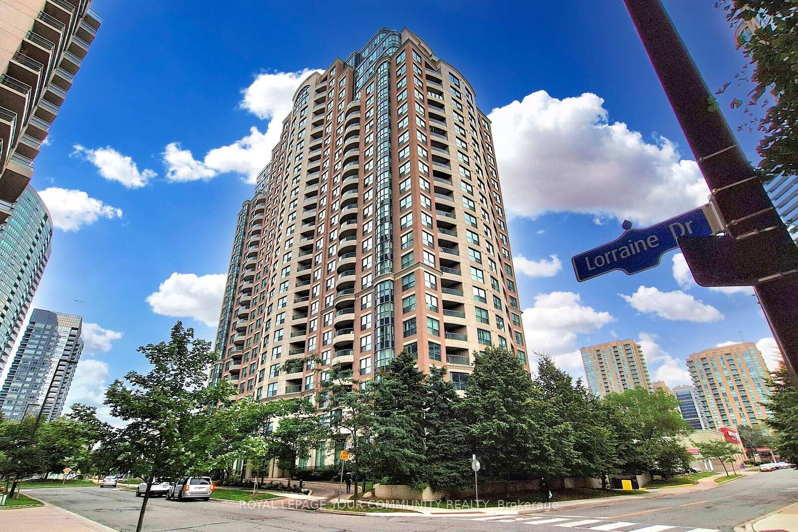 Property Photo:  7 Lorraine Drive 1906  ON M2N 7H2 