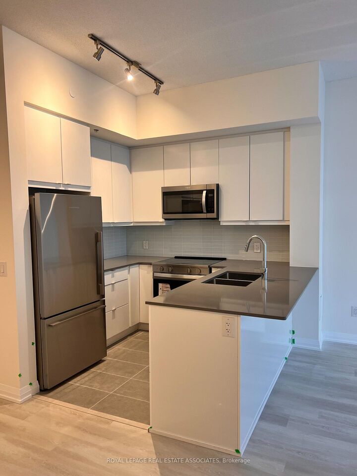 Property Photo:  3270 Sheppard Avenue E 1028  ON M1T 3K3 