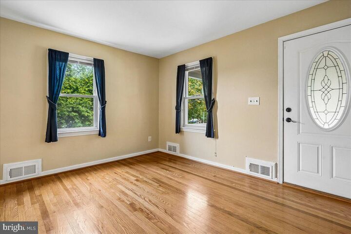 Property Photo: 5828 Edgehill Drive VA 22303