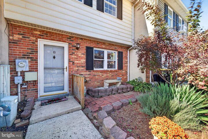 Property Photo: 8 James Court DE 19702