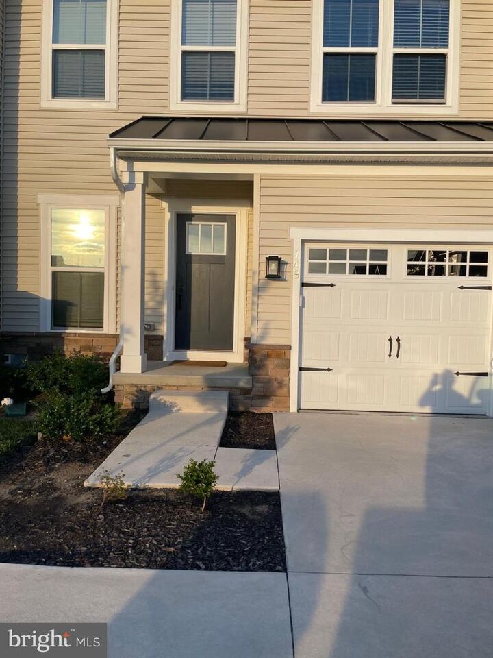 Property Photo:  749 Flint Drive  DE 19709 