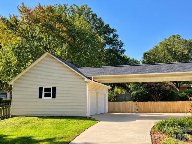 Property Photo:  2403 Berkshire Drive  NC 28146 