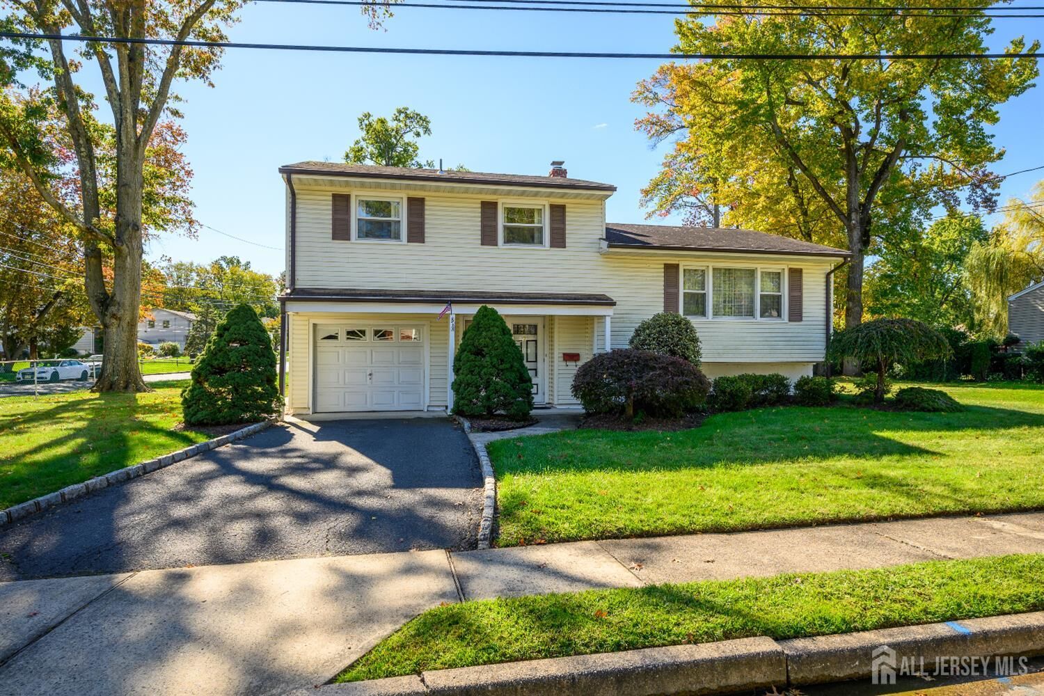 Property Photo:  5 Berdine Court  NJ 07067 