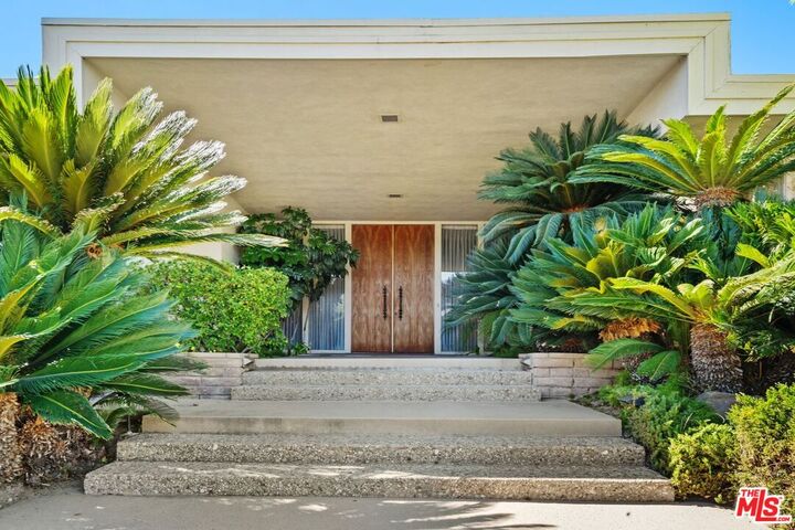 Property Photo:  3031 Elvido Dr  CA 90049 
