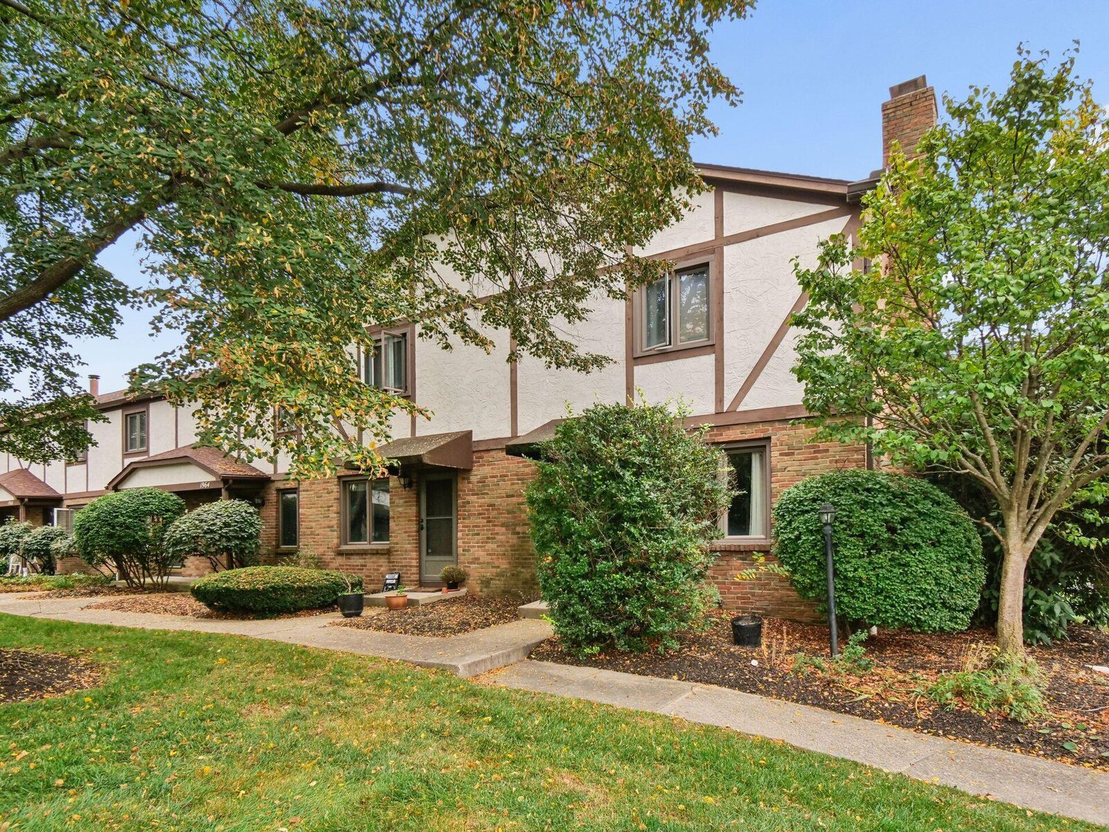 Property Photo:  1960 Drury Lane  OH 43235 