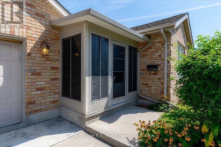 Property Photo:  2 Oriole Crescent  ON N4T 1T1 