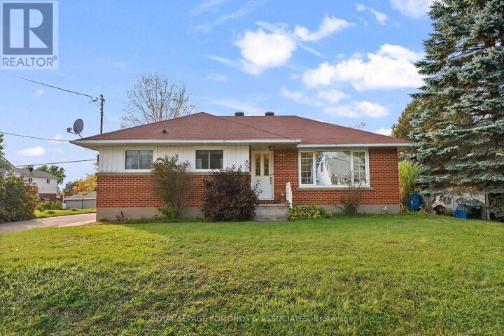 Property Photo:  566 Catherine Street South  ON K8A 1W3 