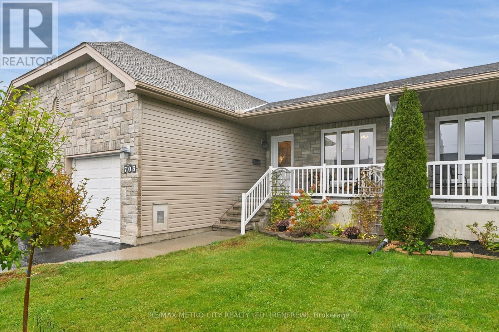 Property Photo:  703 Aberdeen Street  ON K7V 0A3 