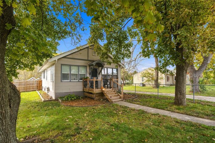 Property Photo:  2512 E 41st Street  IA 50317 