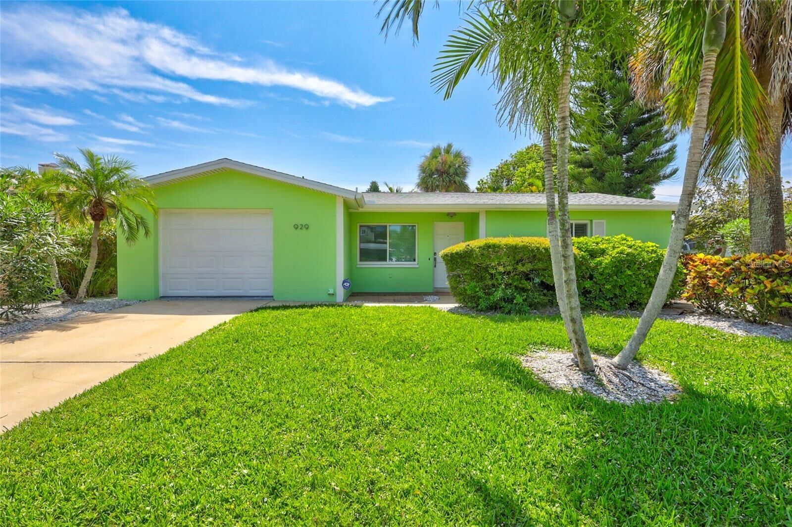 Property Photo:  929 Bruce Avenue  FL 33767 
