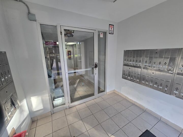 Property Photo:  6161 N Hoyne Avenue 108  IL 60659 