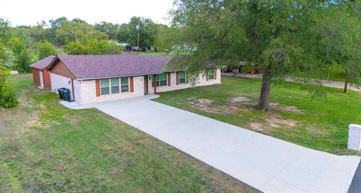 Property Photo: 742 Henderson Street TX 75169