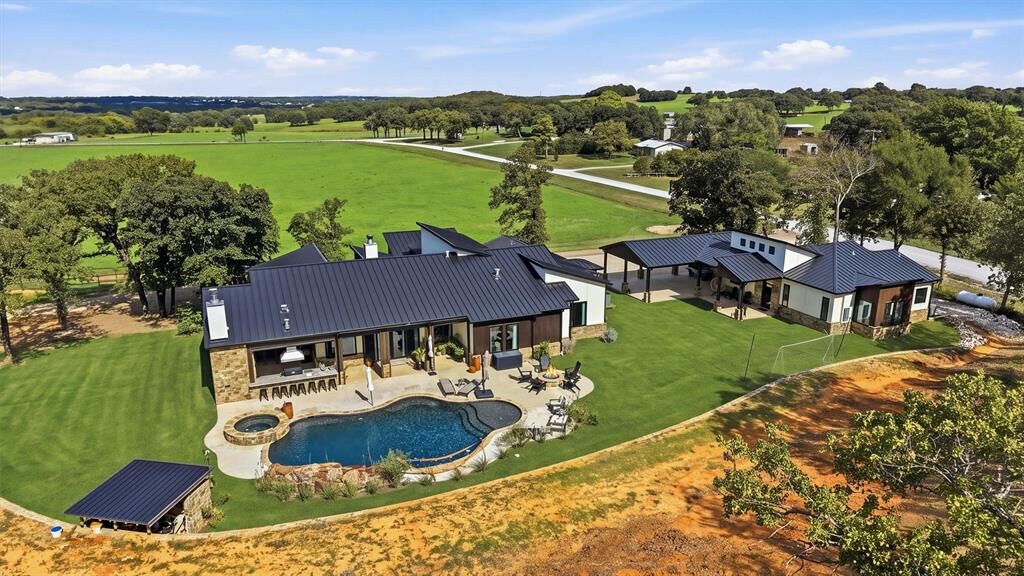 Property Photo:  141 County Road 2115  TX 76240 