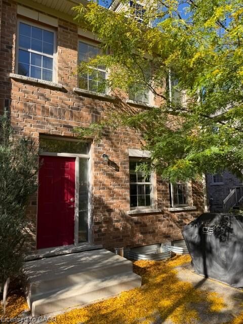Property Photo:  16 Beatrice Lane  ON N2H 0B3 