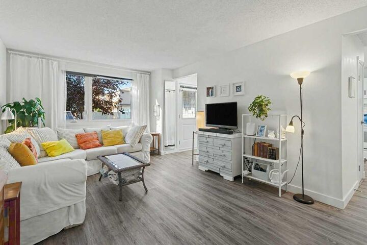 Property Photo:  203 Lynnview Road SE 8N  AB T2C 2C6 