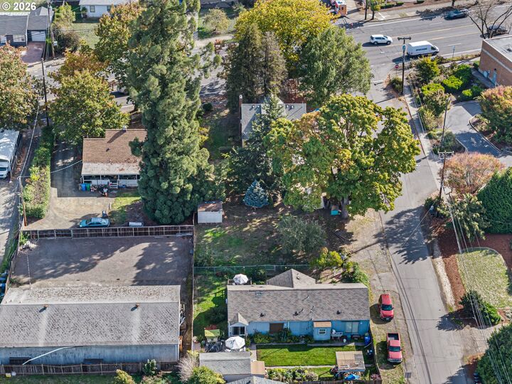 Property Photo:  55 Federal Ln  OR 97404 