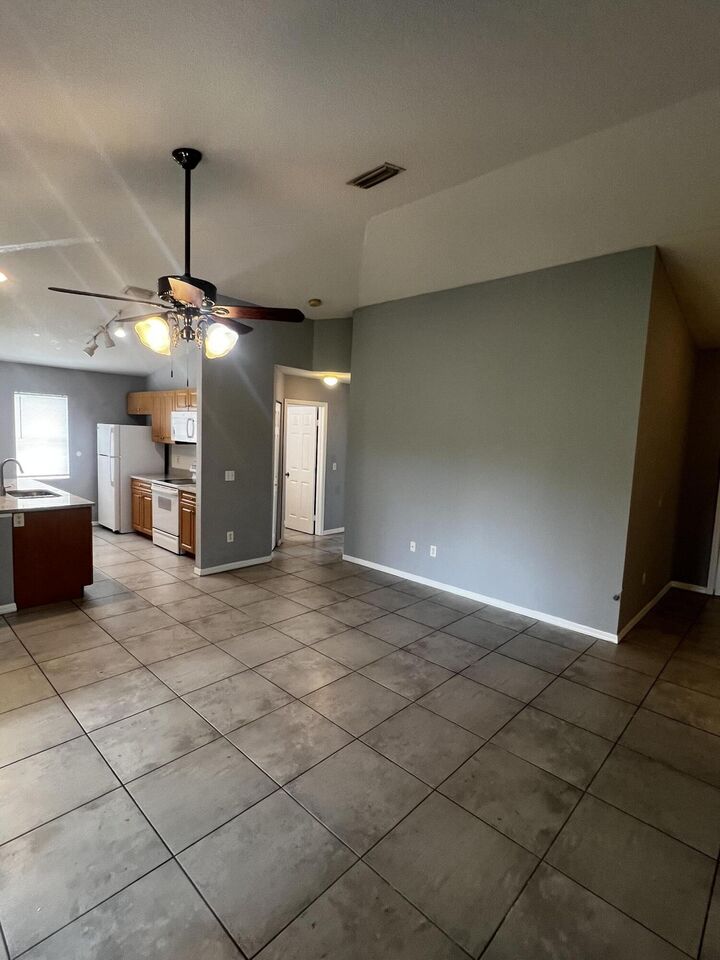 Property Photo:  517 SW Fairway Avenue  FL 34983 