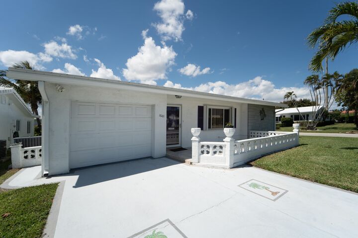 Property Photo: 1601 SW 18th Street SW FL 33426