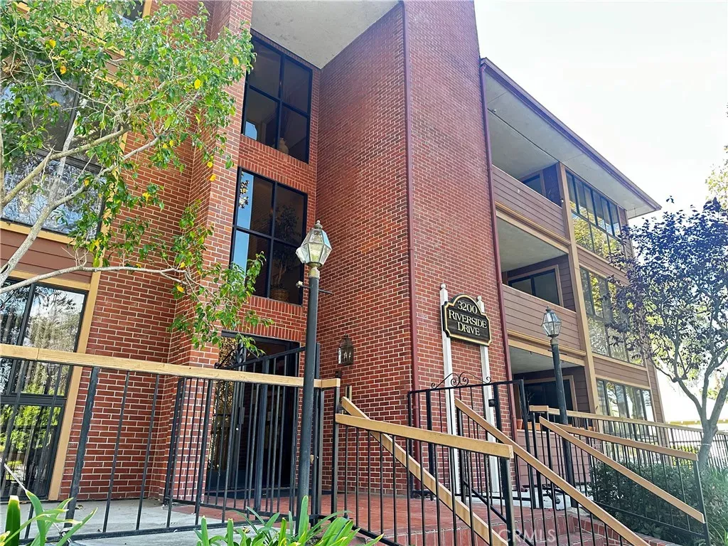 Property Photo:  3200 W Riverside Drive M  CA 91505 
