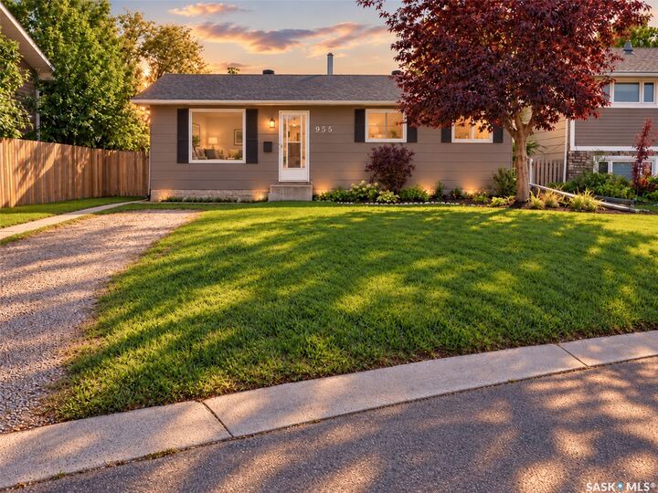 Property Photo:  955 Holdsworth Crescent  SK S6H 6T8 