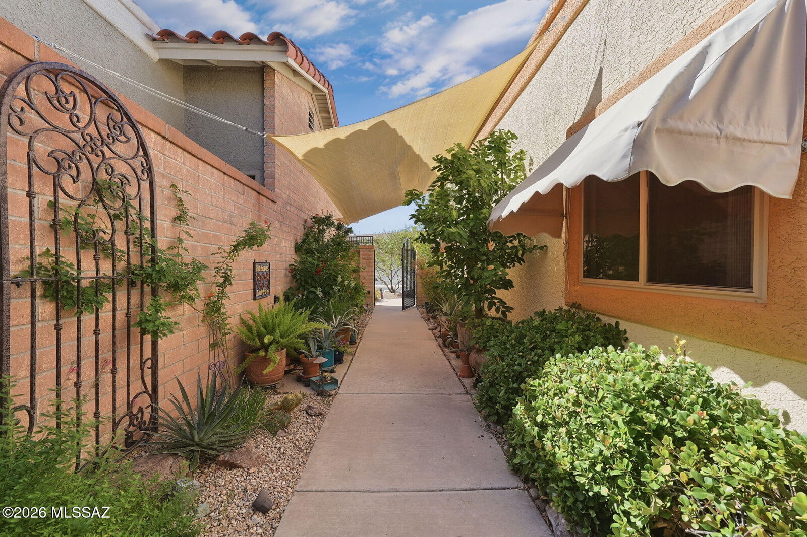 Property Photo:  1562 W Vuelta Salvatierra  AZ 85622 