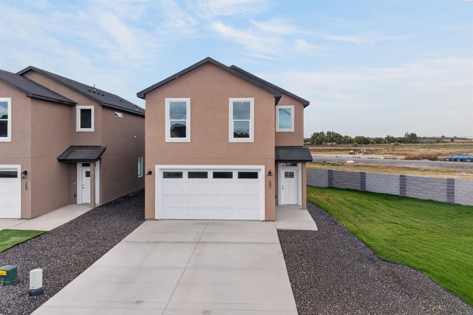 Property Photo:  201 Victoria St  WA 98944 