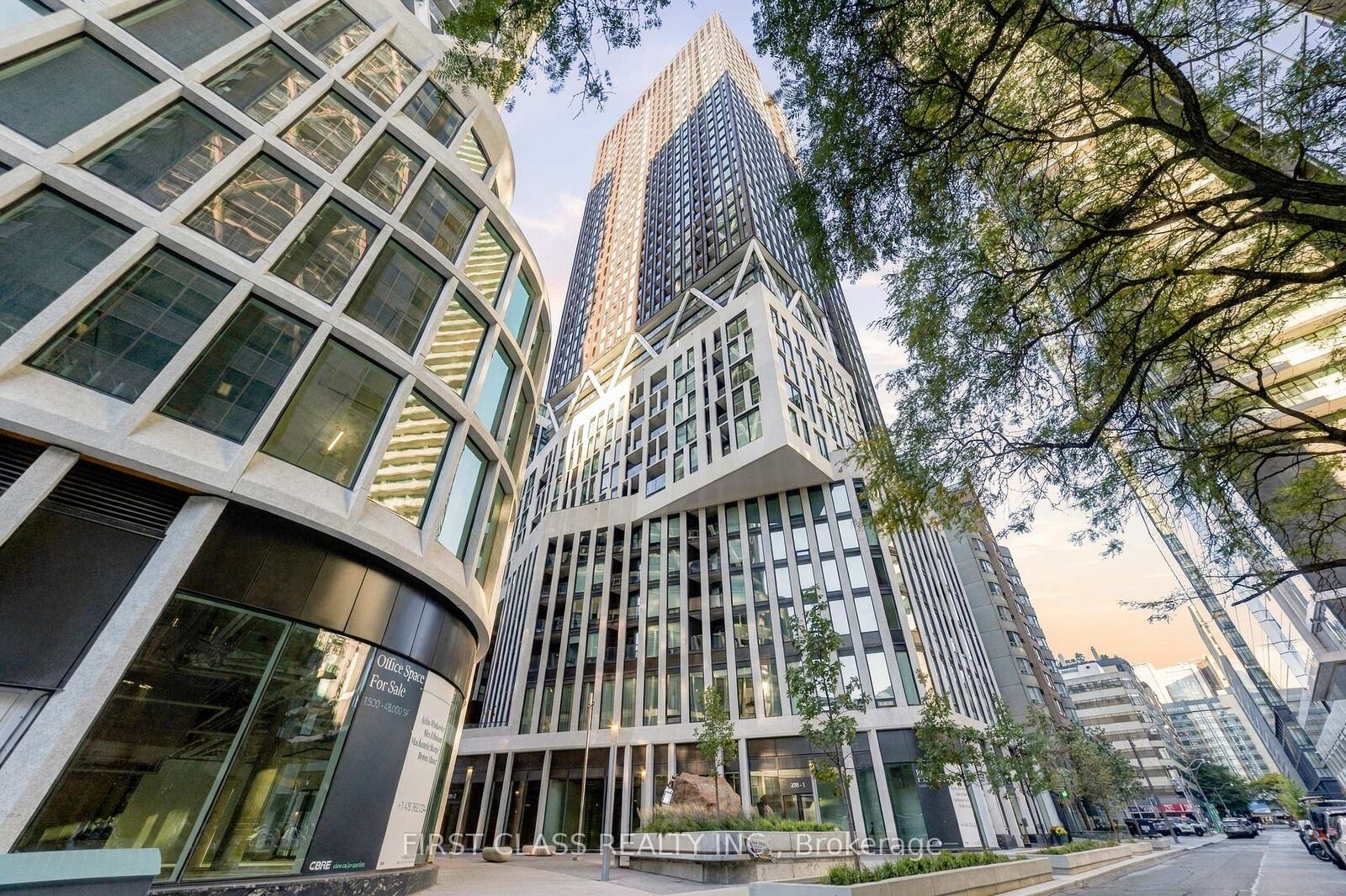 Property Photo:  238 Simcoe Street 401  ON M5T 0E2 