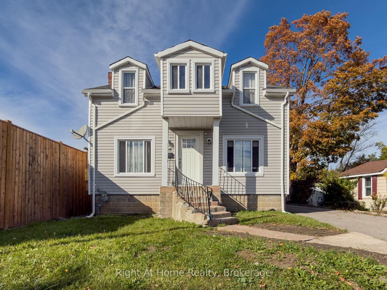 Property Photo:  166 Catharine Street  ON K8P 1M8 