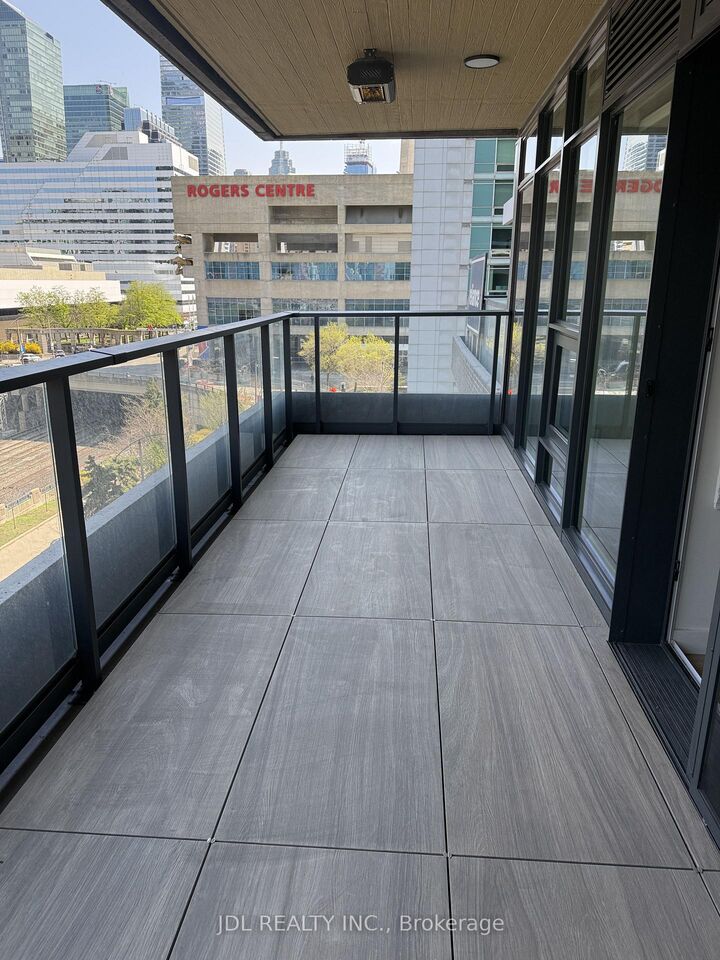 Property Photo:  1 Concord Cityplace Way 702  ON M5V 0X3 