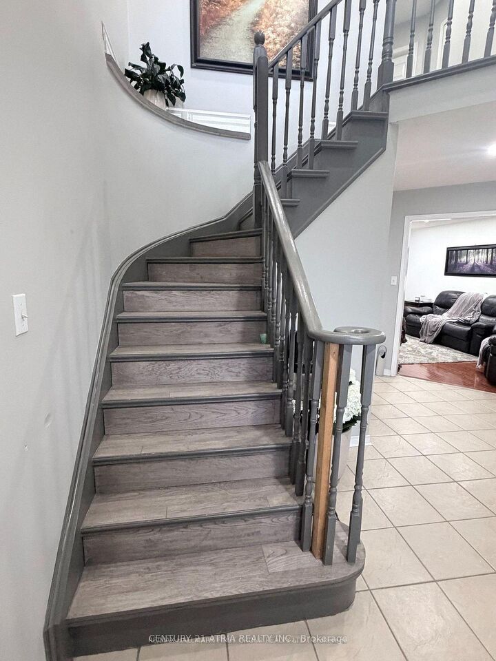 Property Photo:  82 Hutton Place  ON L1C 5K1 