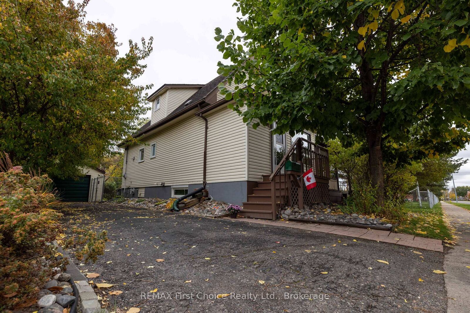 Property Photo:  226 Balmoral Street  ON P7C 4J8 