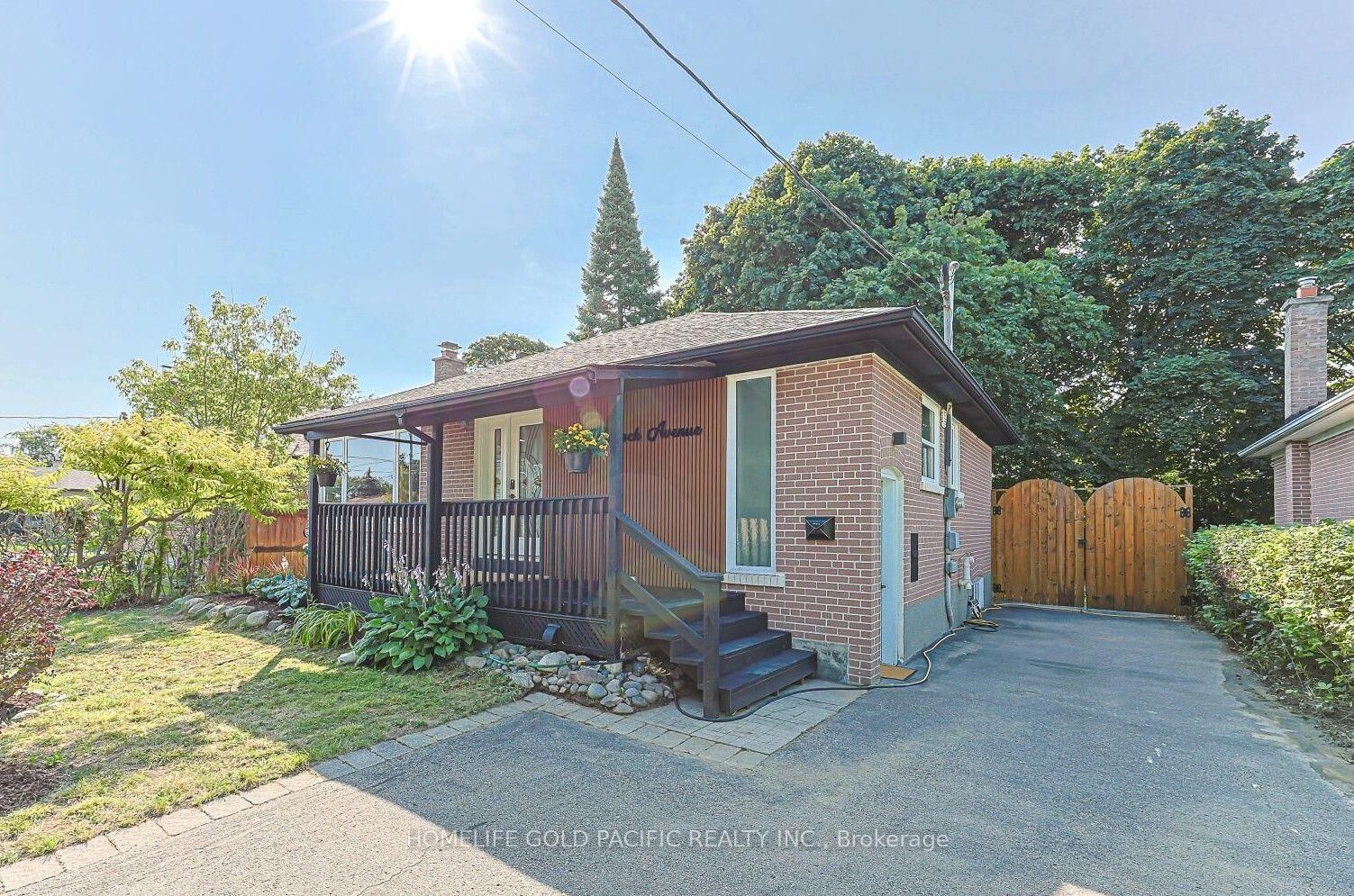 Property Photo:  314 Wenlock  (Upper) Avenue  ON L4C 1M7 