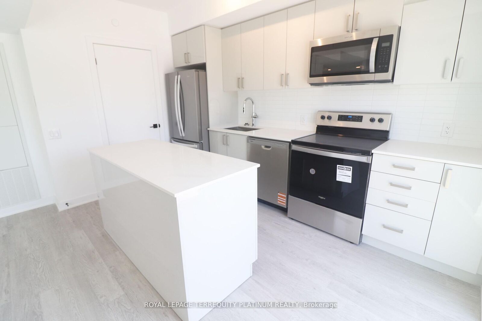 Property Photo:  2782 Barton Street E 111  ON L8E 0L3 