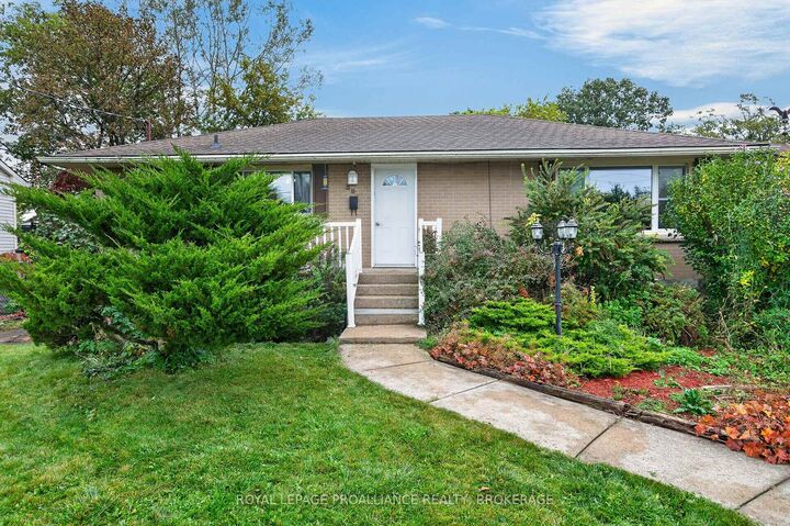 Property Photo:  39 Fairfield Boulevard  ON K7N 1L3 