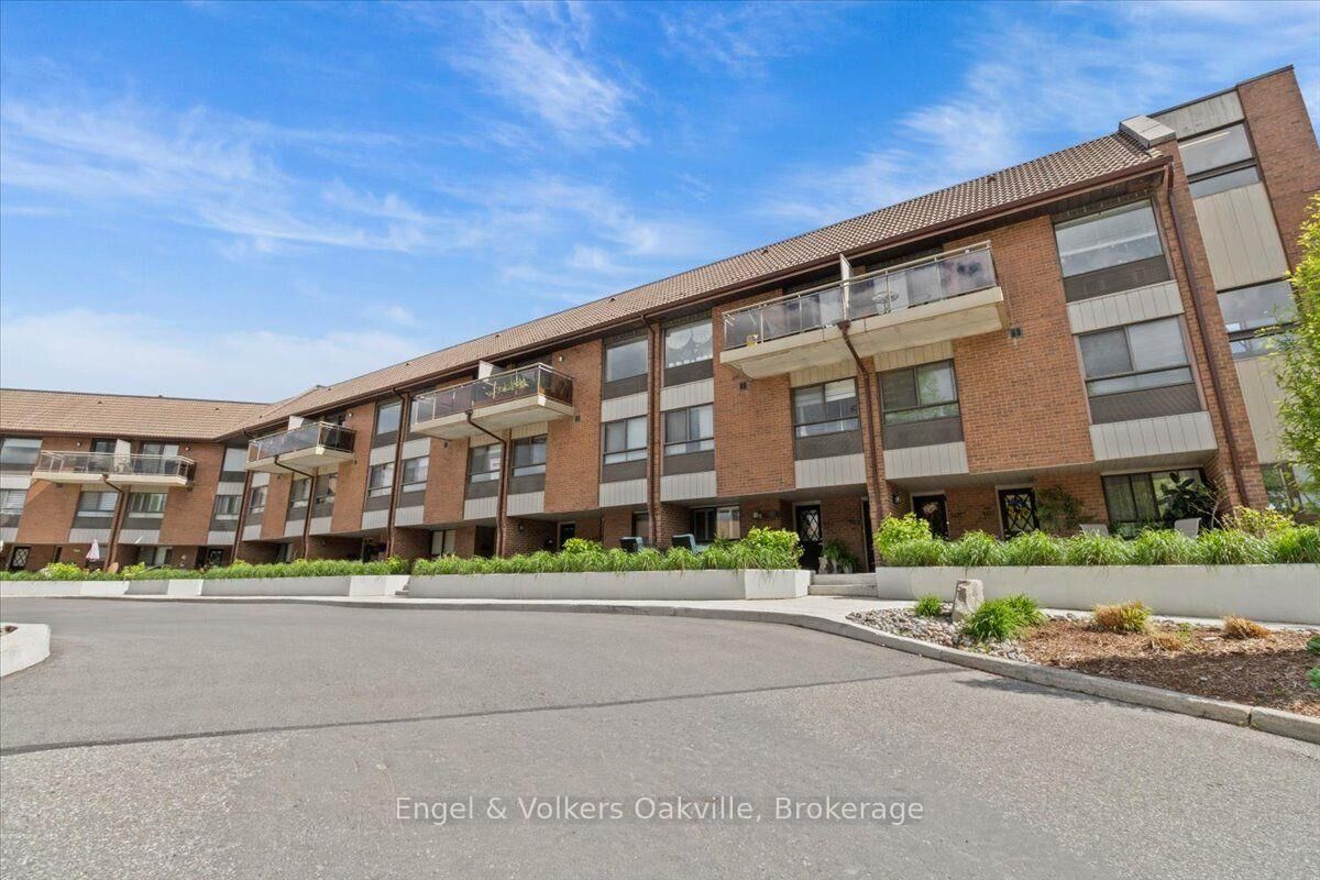 Property Photo:  1000 Cedarglen Gate 625  ON L5C 3Z5 