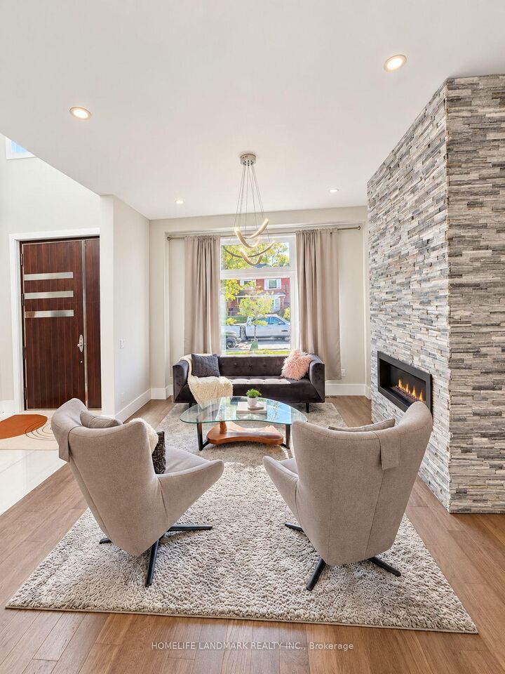 Property Photo:  15 Wenonah Drive  ON L5G 3V9 