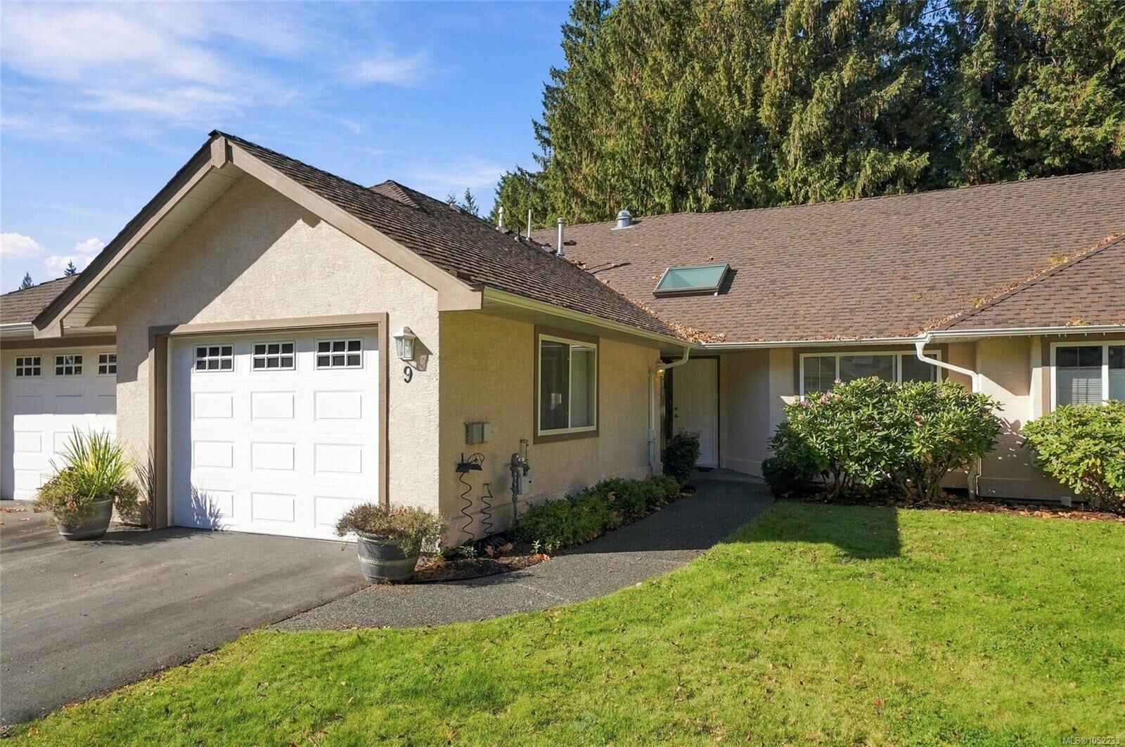 Property Photo: 850 Arbutus St #9 BC V9K 2M7