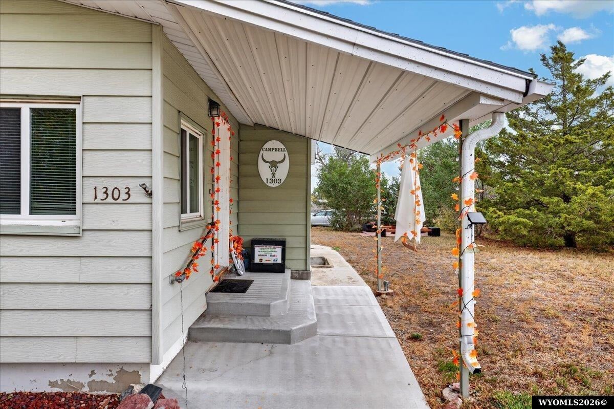 Property Photo:  1303 S Jackson St  WY 82601 