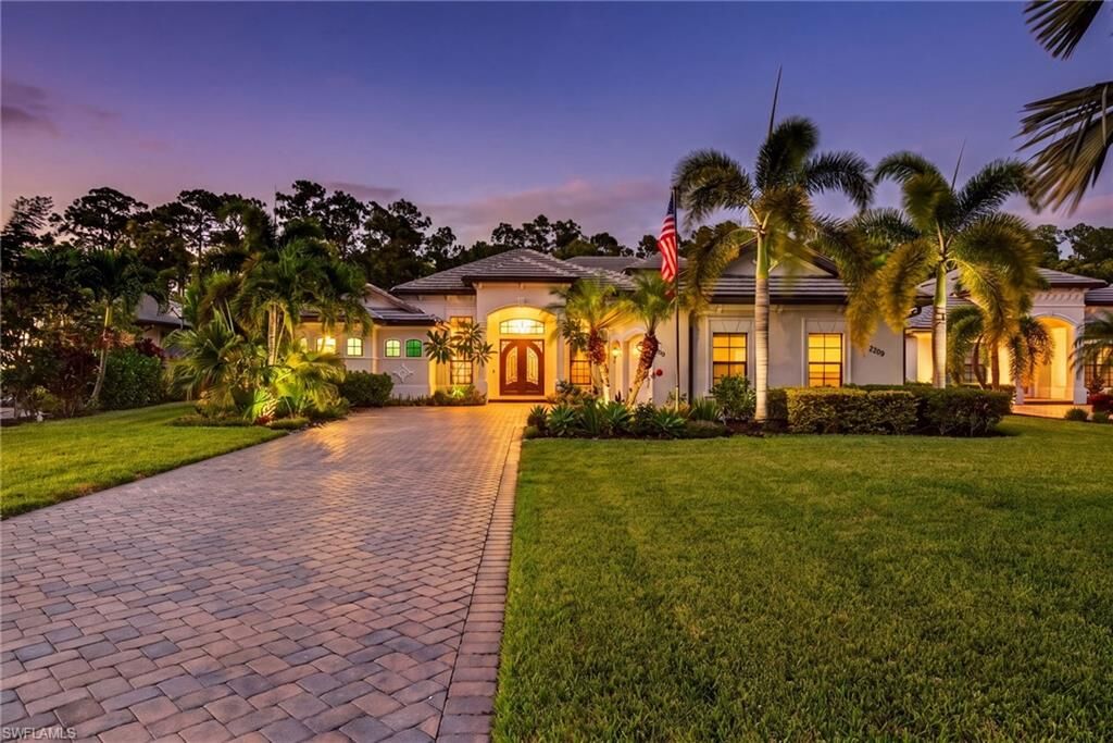 Property Photo: 2299 Somerset Pl FL 34120
